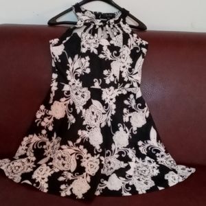 Short sleeveless black and white dress
